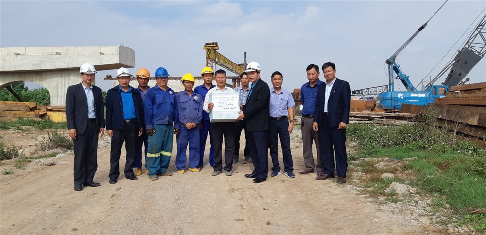 Lãnh đạo Công đoàn Giao thông Vận tải Việt Nam trao quà Tết cho tập thể cán bộ, kỹ sư, công nhân lao động đang xây dựng cầu Phật Tích (Bắc Ninh). Ảnh: Văn Cảnh