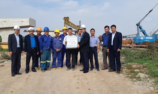 Lãnh đạo Công đoàn Giao thông Vận tải Việt Nam trao quà Tết cho tập thể cán bộ, kỹ sư, công nhân lao động đang xây dựng cầu Phật Tích (Bắc Ninh). Ảnh: Văn Cảnh