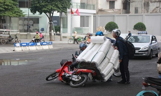Mặt đường trên phố Tây Sơn bị cào xới ảnh hưởng rất lớn đến việc đi lại của người dân, dễ gây tai nạn (ảnh chụp ngày 8.1). Ảnh: T.Vương