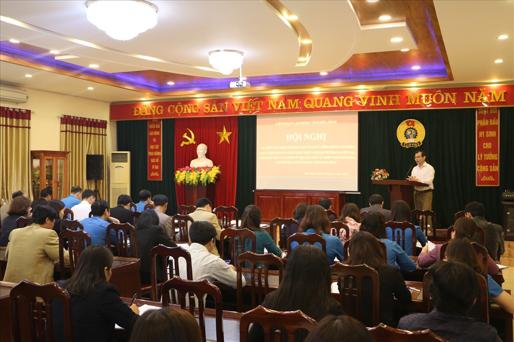 Đồng chí Nguyễn Mạnh Cương - Chủ tịch LĐLĐ tỉnh Hòa Bình - phát biểu tại Hội nghị.