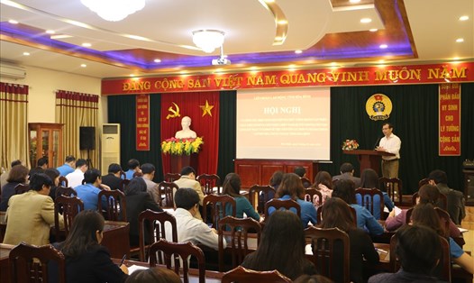 Đồng chí Nguyễn Mạnh Cương - Chủ tịch LĐLĐ tỉnh Hòa Bình - phát biểu tại Hội nghị.