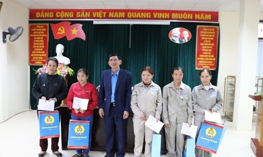 Ông Nguyễn Văn Chung - Tỉnh ủy viên, Chủ tịch Liên đoàn Lao động tỉnh Hà Giang - trao quà tới công nhân lao động.