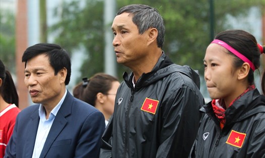 Huấn luyện viên Mai Đức Chung luôn được các học trò tôn kính vì sự tận tụy. Ông vẫn mong ước được một lần đưa bóng đá nữ Việt Nam tham dự đấu trường danh giá nhất hành tinh World Cup. Ảnh: HOÀI THU
