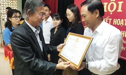 Phó Chủ tịch Thường trực LĐLĐ tỉnh Quảng Nam Phan Minh Á trao bằng khen cho các tập thể, cá nhân đã có những đóng góp tiêu biểu trong hoạt động CĐ năm 2019.