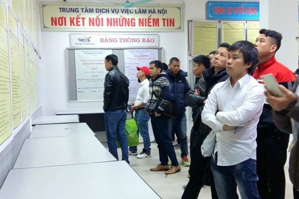 Người lao động tìm việc tại Trung tâm dịch vụ Việc làm Hà Nội. Ảnh PV.