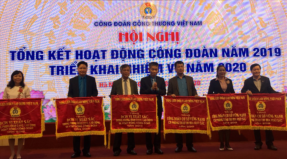 Tổng Liên đoàn Lao động Việt Nam tặng Cờ thi đua cho 17 tập thể. Phó Chủ tịch Tổng Liên đoàn Lao động Việt Nam Trần Văn Thuật trao Cờ thi đua của Tổng Liên đoàn cho các tập thể. Ảnh: T.E.A