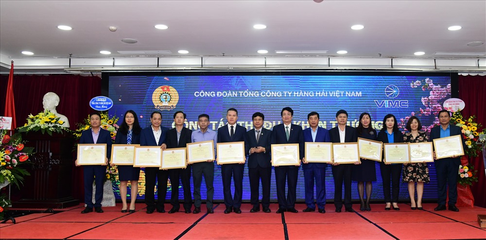 Đồng chí Lê Phan Linh (thứ 7 từ phải sang) nhận Bằng khen của Tổng Liên đoàn Lao động Việt Nam. Ảnh: CĐHH