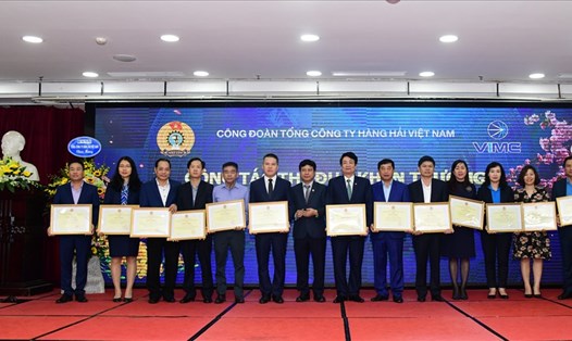 Đồng chí Lê Phan Linh (thứ 7 từ phải sang) nhận Bằng khen của Tổng Liên đoàn Lao động Việt Nam. Ảnh: CĐHH