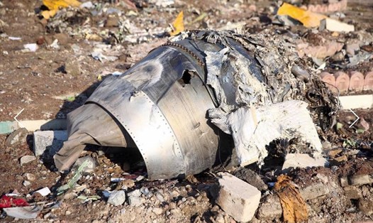 Mảnh vỡ của chiếc máy bay Ukraina gặp nạn tại hiện trường. Ảnh: West Asia News Agency