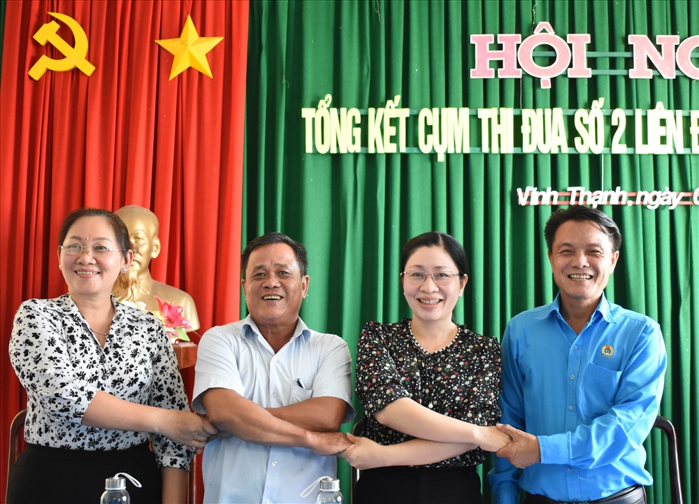 Đại diện lãnh đạo LĐLĐ 4 huyện nắm tay cùng giao ước thi đua hoàn thành nhiệm vụ năm 2020. Ảnh: Thành Nhân