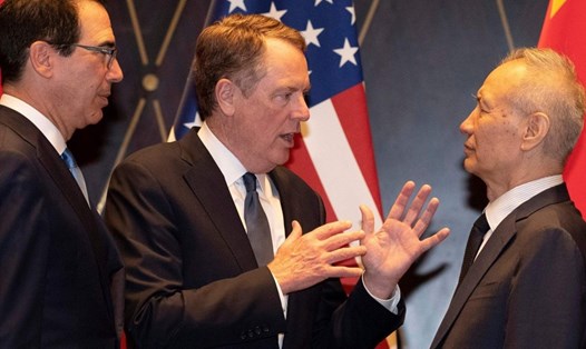 Phó Thủ tướng Trung Quốc Lưu Hạc (phải) sẽ đi Washington ngày 13.1 để ký thoả thuận thương mại giai đoạn 1 với Mỹ. Ảnh: AFP