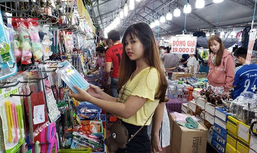 Công nhân mua sắm tại hội chợ công nhân do công đoàn tổ chức tại Khu công nghiệp Biên Hòa 2, Đồng Nai_Ảnh: HAC