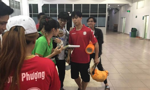 Công Phượng vẫn cho thấy sức hút của mình đối với người hâm mộ bóng đá Việt Nam. Ảnh: Đ.T