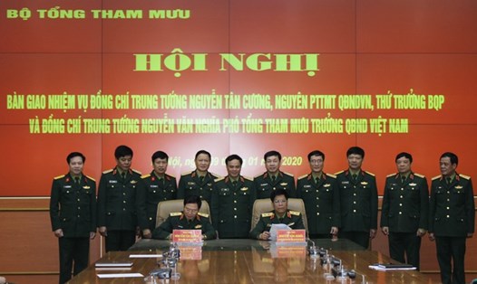 Trung tướng Nguyễn Tân Cương và Trung tướng Nguyễn Văn Nghĩa ký biên bản bàn giao. Ảnh BQP