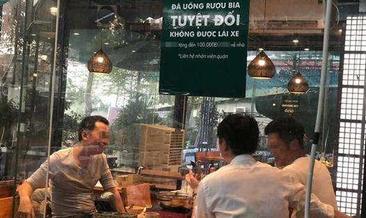 Một nhà hàng ở Hà Nội hỗ trợ đến 100.000 đồng cho khách uống rượu về nhà. Ảnh: C.N