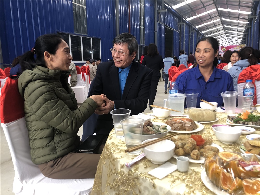 Phó Chủ tịch Thường trực Tổng LĐLĐVN Trần Thanh Hải động viên người lao động trong bữa cơm chân tình. Ảnh: V.L