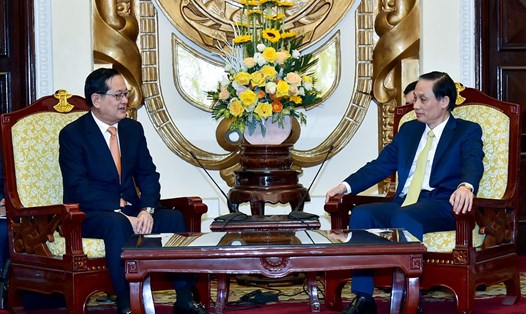 Thứ trưởng Bộ Ngoại giao, Chủ nhiệm Ủy ban Biên giới quốc gia Lê Hoài Trung và Quốc Vụ khanh Bộ Nội vụ Campuchia Sok Phal. Ảnh: BNG
