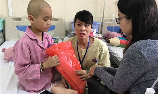 Vì mắc ung thư xương nên bé Trương Khánh Linh phải cắt bỏ 1 bên chân. Ảnh: PV