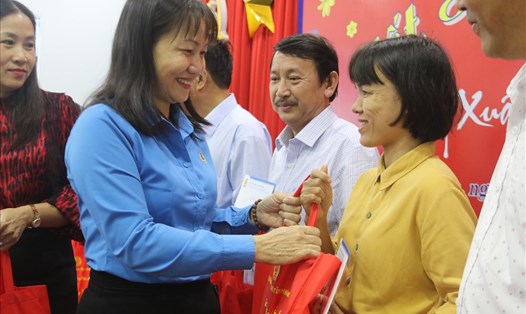 Bà Nguyễn Thị Hằng, phó chủ tịch LĐLĐ Khánh Hòa trao quà Tết sum vầy 2020 cho cán bộ nhà giáo có hoàn cảnh khó khăn. Ảnh: P.Linh