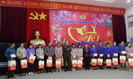 Đại tướng Tô Lâm, Uỷ viên Bộ Chính trị, Bộ trưởng Bộ Công an (thứ 7 từ trái sang) tặng quà NLĐ có hoàn cảnh khó khăn. Ảnh: Thu Trang