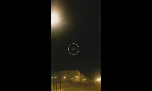 Khoảnh khắc máy bay Ukraina trúng tên lửa Iran. Ảnh: AJ.