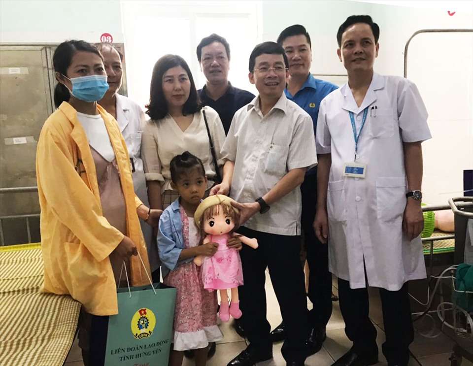 Đồng chí Nguyễn Duy Hưng, Phó Bí thư Thường trực Tỉnh ủy cùng lãnh đạo Sở Y tế, Liên đoàn Lao động tỉnh Hưng Yên thăm và tặng quà các cháu đang điều trị tại Khoa nhi – Bệnh viện Đa khoa tỉnh. Ảnh: Thu Nguyệt
