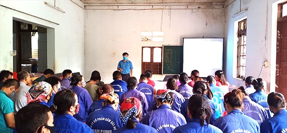 Cán bộ LĐLĐ tỉnh Cao Bằng truyên truyền pháp luật tới công nhân lao động. Ảnh: Thuỳ Dương