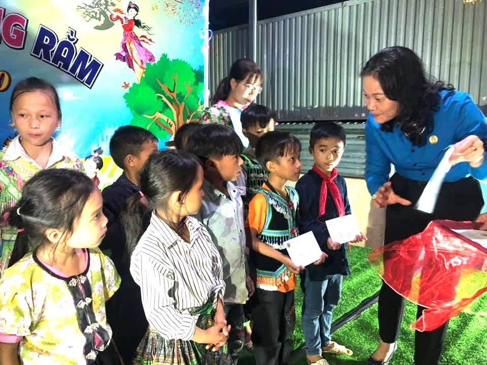 Bà Ngô Hồng Hạnh, Phó Chủ tịch thường trực Liên đoàn Lao động tỉnh Yên Bái tặng quà cho học sinh. Ảnh: Xuân Quỳnh