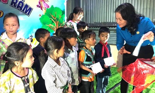 Bà Ngô Hồng Hạnh, Phó Chủ tịch thường trực Liên đoàn Lao động tỉnh Yên Bái tặng quà cho học sinh. Ảnh: Xuân Quỳnh