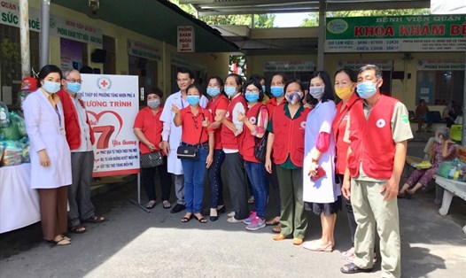 Hội Chữ thập đỏ phường Tăng Nhơn Phú A cùng bệnh viện Quận 9 trao quà cho bệnh nhân khó khăn tại bệnh viện Quận 9. Ảnh : Minh Khang