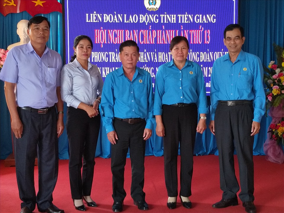 Chủ tịch LĐLĐ tỉnh Tiền Giang - ông Trương Văn Hiền (bìa phải) chúc mừng các ủy viên BCH LĐLĐ tỉnh Tiền Giang mới được bầu. Ảnh: K.Q