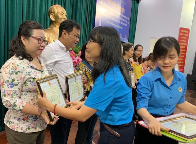LĐLĐ TPHCM trao bằng khen đến 15 đại diện tập thể. Ảnh: Phùng Bắc