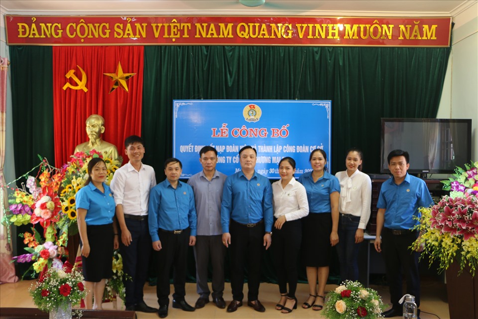 Ban chấp hành cơ sở Công ty Cổ phần Xây dựng Thương mại 559 chụp ảnh lưu niệm cùng lãnh đạo. Ảnh: Mạnh Cường.