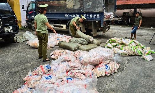 Toàn bộ trên 1 tấn thực phẩm nhập lậu là há cảo và chả cá đã bị lực lượng quản lý thị trường bắt giữ khi đang trên đường vận chuyển đi tiêu thụ. Ảnh: QLTT