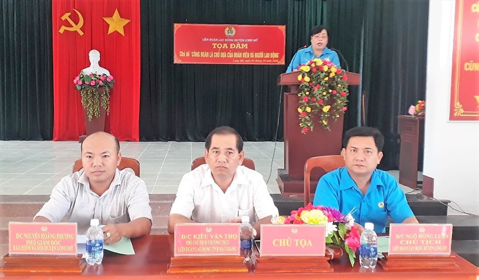 Chủ tọa buổi tọa đàm. Ảnh: Hoài Phúc