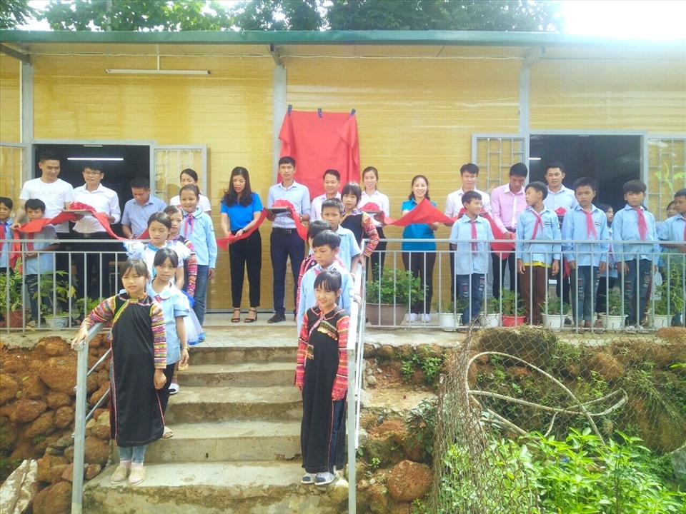 Lễ cắt băng bàn giao phòng học, phòng ở cho Trường PTDTBT Tiểu học Pa Ủ. Ảnh: Đao Sơn