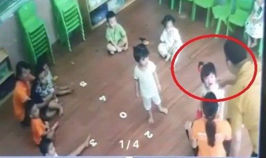 Người đàn ông đánh trẻ mầm non ở Lào Cai. Ảnh cắt từ clip