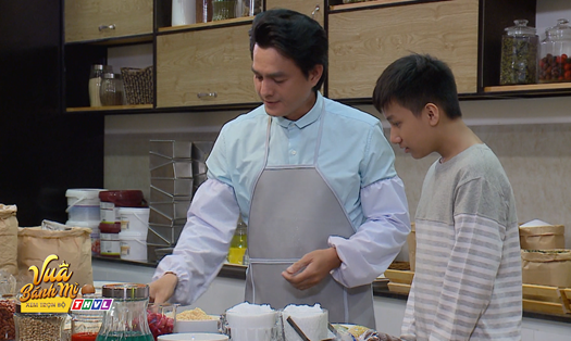 Ông Thành Đạt đich thân dạy Hữu Nguyện trong phim “Vua bánh mì” tập 8. Ảnh: NSX
