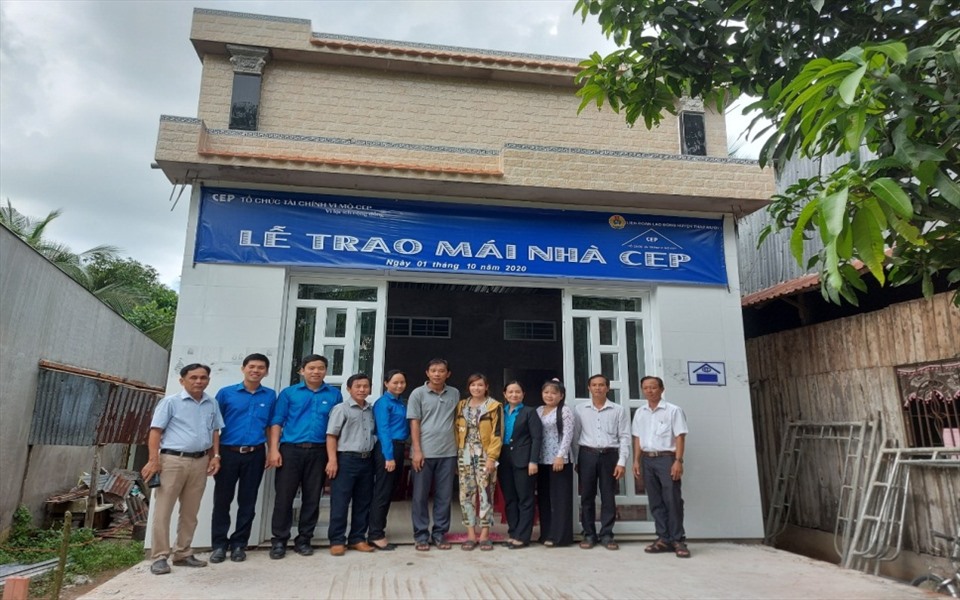 LĐLĐ huyện Tháp Mười và CEP Chi nhánh Cao Lãnh bàn giao nhà đại đoàn kết cho đoàn viên. Ảnh: Thanh Nhàn