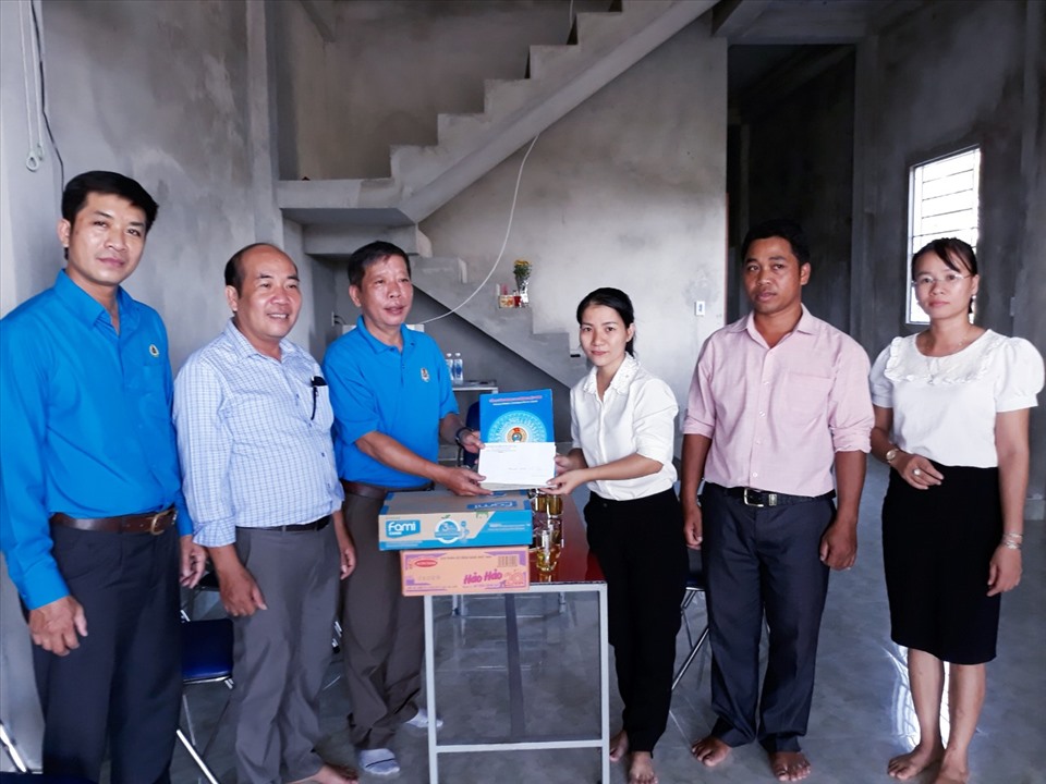 Ông Trần Quang Vinh - Phó Chủ tịch LĐLĐ Thừa Thiên Huế tặng quà cho đoàn viên có hoàn cảnh khó khăn. Ảnh: Đình Phô.