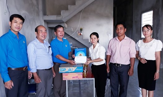 Ông Trần Quang Vinh - Phó Chủ tịch LĐLĐ Thừa Thiên Huế tặng quà cho đoàn viên có hoàn cảnh khó khăn. Ảnh: Đình Phô.