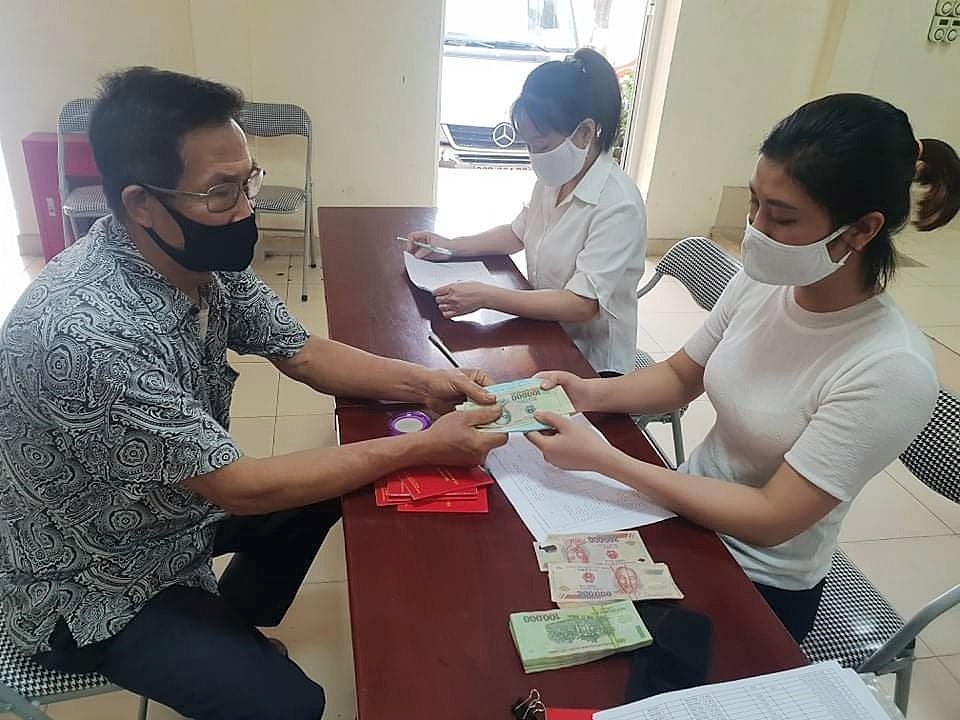 Người dân bị ảnh hưởng dịch COVID-19 được nhận hỗ trợ. Ảnh: Anh Thư