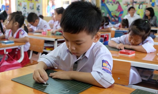 Học sinh tại Thái Bình trong một tiết học theo sách giáo khoa mới. Ảnh: Bích Hà