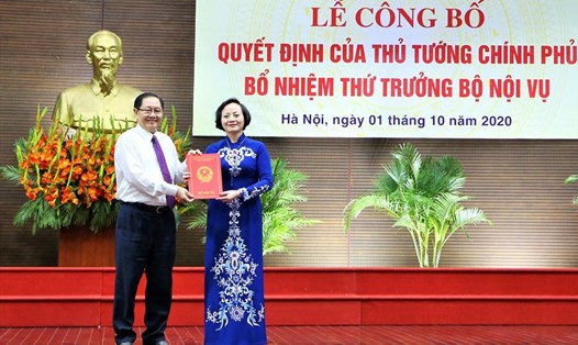 Bộ trưởng Lê Vĩnh Tân trao Quyết định và tặng hoa chúc mừng tân Thứ trưởng Phạm Thị Thanh Trà. Ảnh: Thanh Tuấn/Bộ Nội vụ