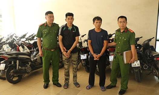 Hai đối tượng trộm  cắp xe máy Trần Văn Huy và Nguyễn Văn Hoàng bị bắt giữ. Ảnh: Công an Nghệ An