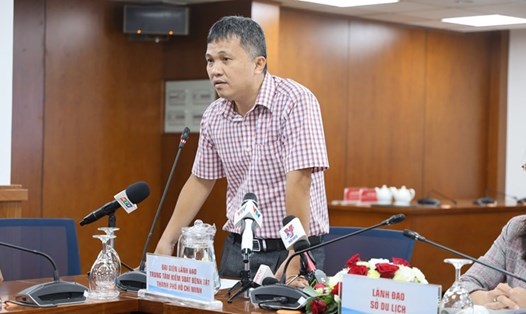 Phó Giám đốc Trung tâm Kiểm soát bệnh tật Thành phố Phan Thanh Tâm lý giải việc khách không đồng ý phí cách ly khách sạn. Ảnh: Trung tâm báo chí TPHCM
