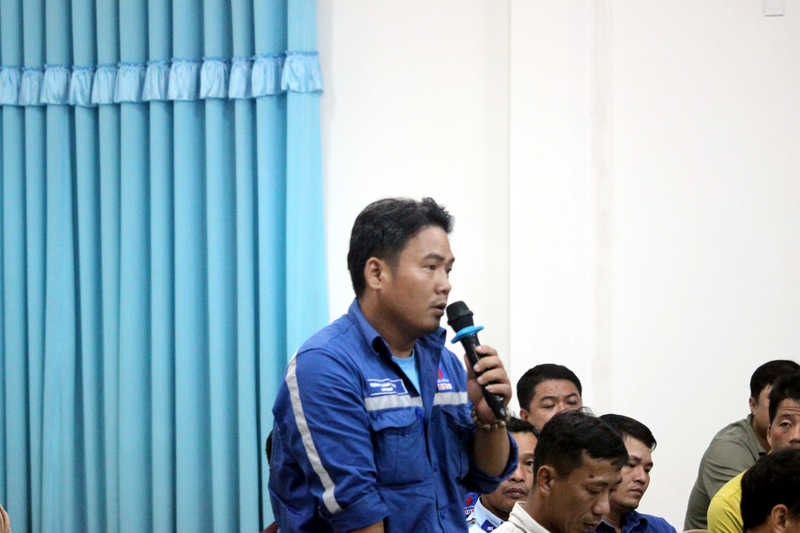 Người lao động phát biểu tại đối thoại. Ảnh: CĐ DKVN