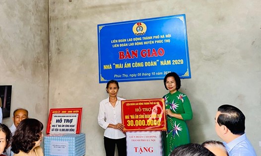 Bà Bùi Huyền Mai - Chủ tịch Liên đoàn Lao động Hà Nội - trao hỗ trợ Mái ấm Công đoàn cho chị Thư. Ảnh: CĐ HN