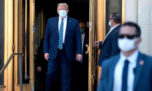 Tổng thống Donald Trump rời Trung tâm Y tế Walter Reed và trở lại Nhà Trắng sau khi xuất viện hôm 5.10. Ảnh: AFP.