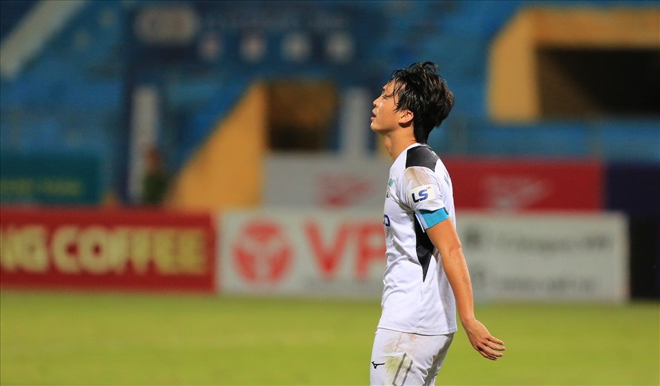 Tuấn Anh bất lực trước hàng phòng ngự Viettel. Ảnh: Đông Đông